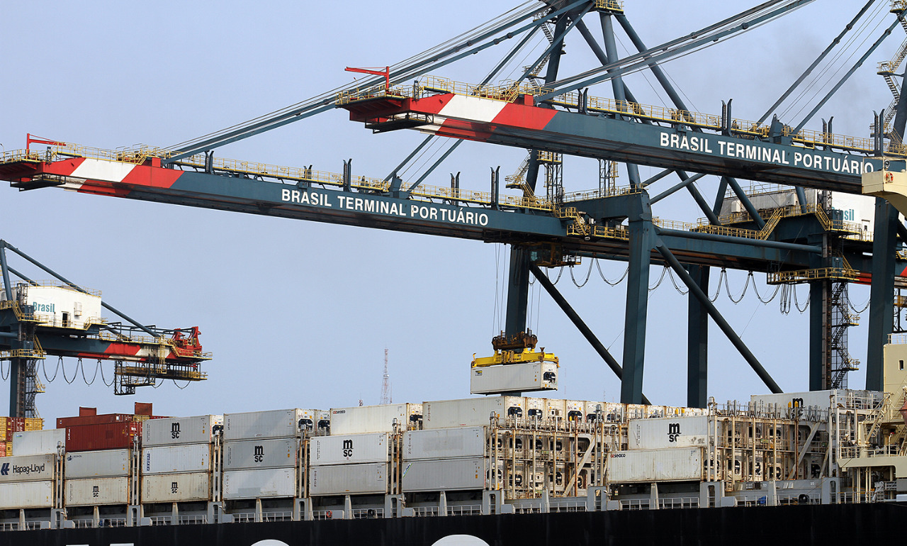 A palavra 'movimento' faz parte da rotina portuária: são vários tipos de embarcações, tecnologias, funcionários de várias áreas, todos literalmente em movimento para que tudo saia de um lugar e chegue ao outro em segurança