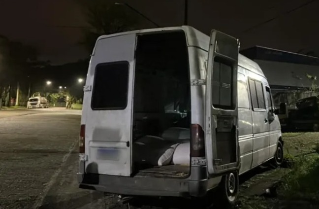 11 veículos, 11 armas e diversas drogas, entre elas, 255 litros de lança-perfume foram apreendidos