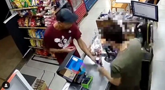 Criminoso usava uma camisa na cor vinho e boné