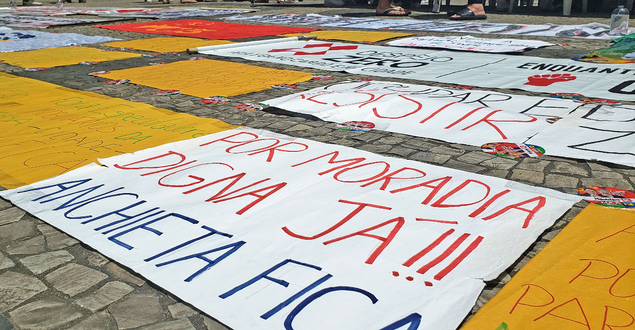 Cartazes são colocados no chão da Praça Mauá no Centro de Santos