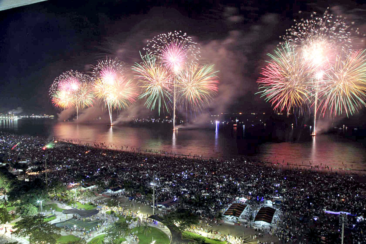 As seis balsas foram ancoradas entre os canais 3 e 6 faixa onde a maré apresenta condições de estabilidade para o disparo dos fogos