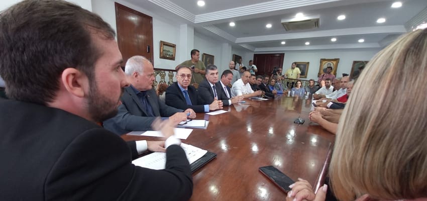 O prefeito Kayo Amado em reunião com autoridades