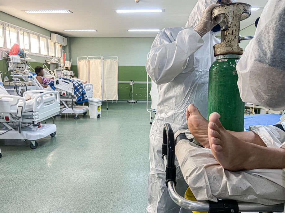 Para especialistas, demora na vacinação dificultou combate à Covid-19 no Brasil