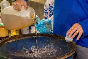 Descarte irregular de resíduo na rede pluvial