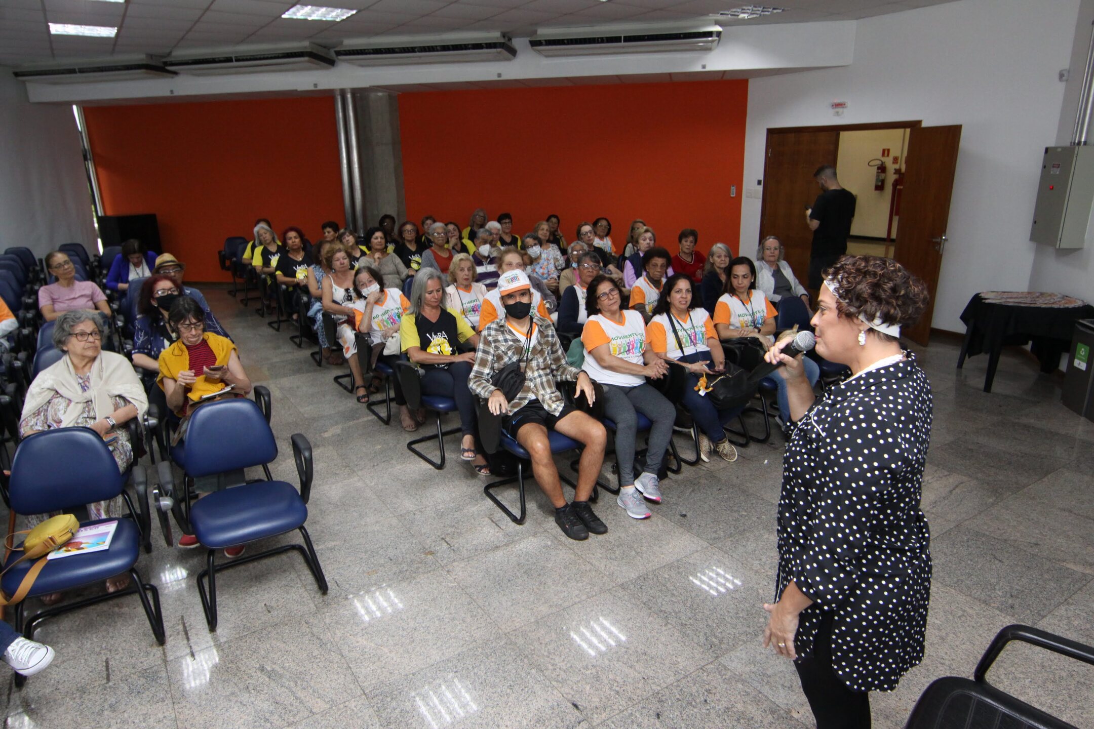 Os idosos que estavam na plateia também participaram da conversa