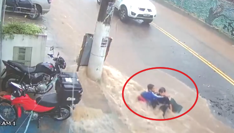 Um dos estudantes precisou ser segurado por um motociclista para não continuar sendo arrastado