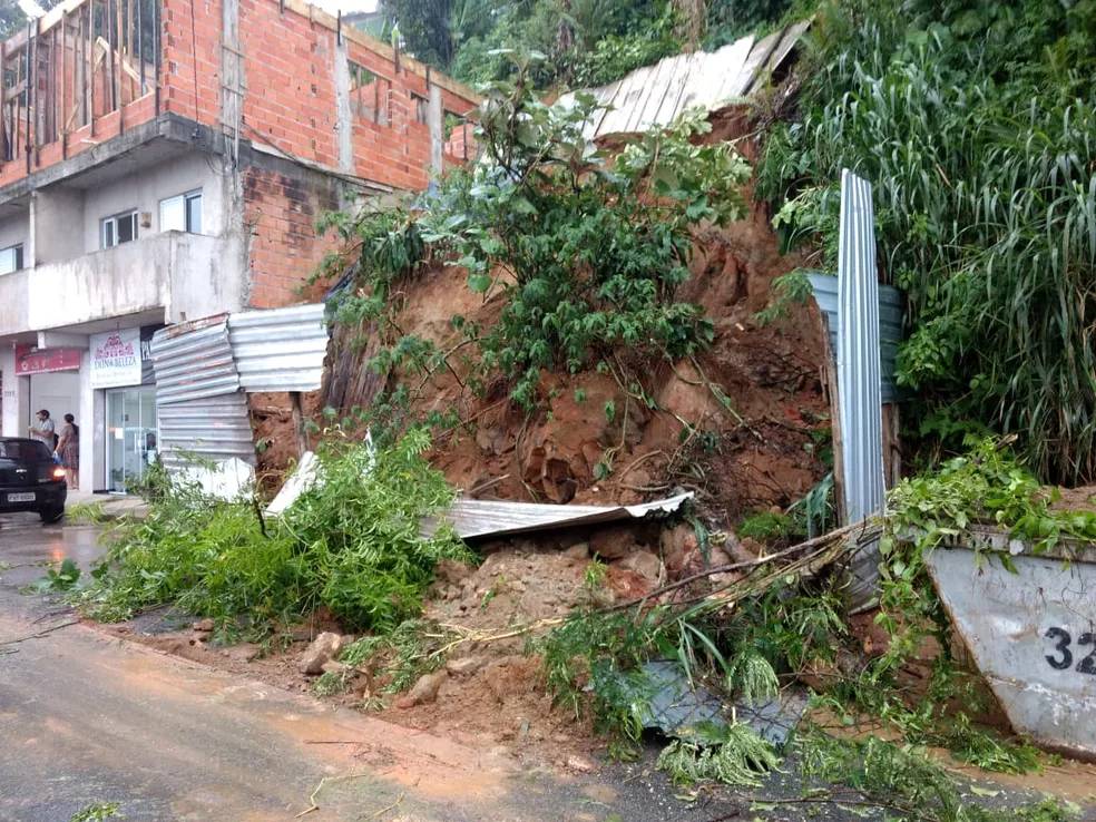 Deslizamento de terra ocorreu no Morro São Bento, em Santos