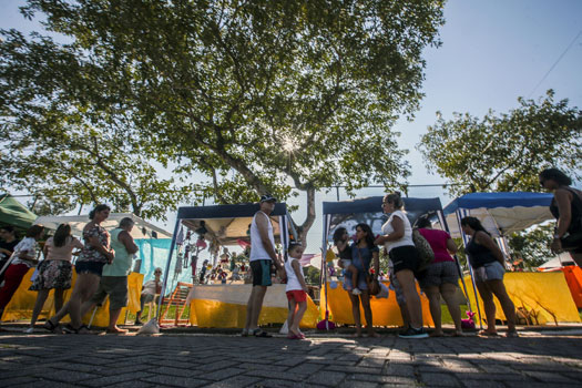 Aproximadamente 20 barracas com artesanato e gastronomia fazem parte da Feira