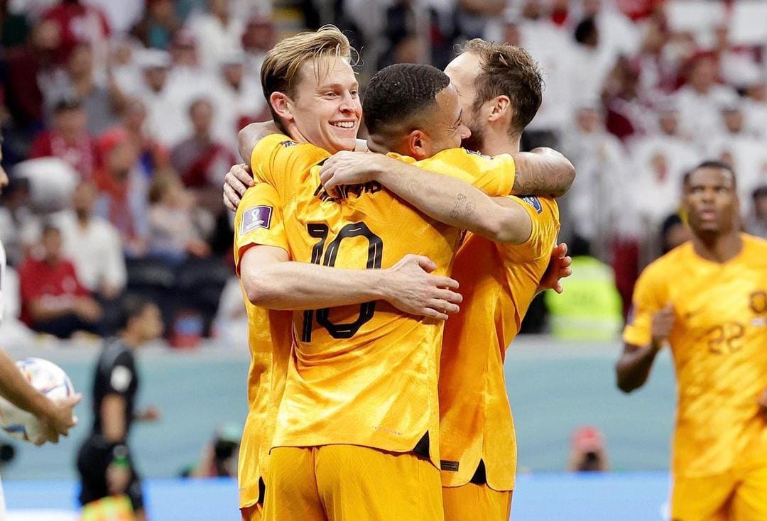 Holanda vence por 2 a 0 e avança como líder do Grupo A