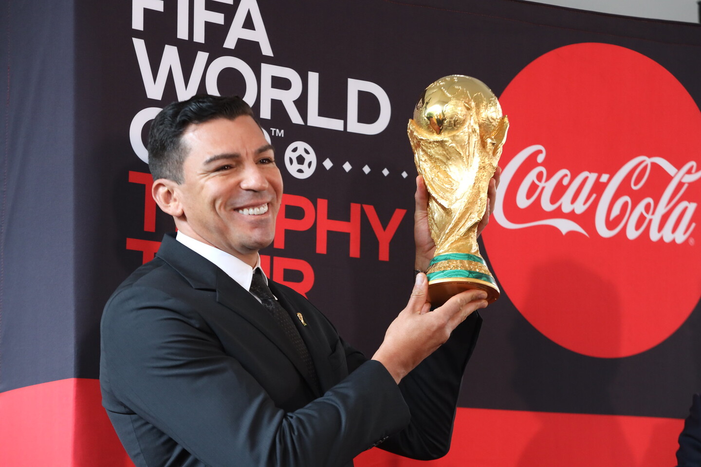 Lucio, ex-jogador da seleção brasileira, segurando a taça da Copa do Catar
