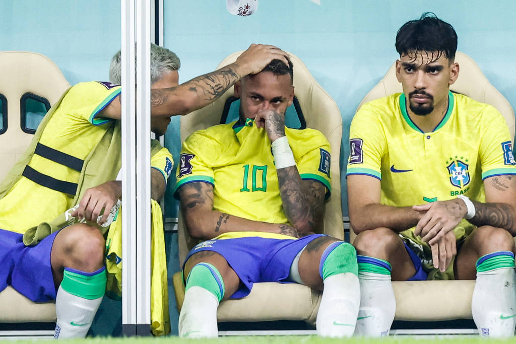 Neymar, substituído, é consolado por Pedro em Lusail