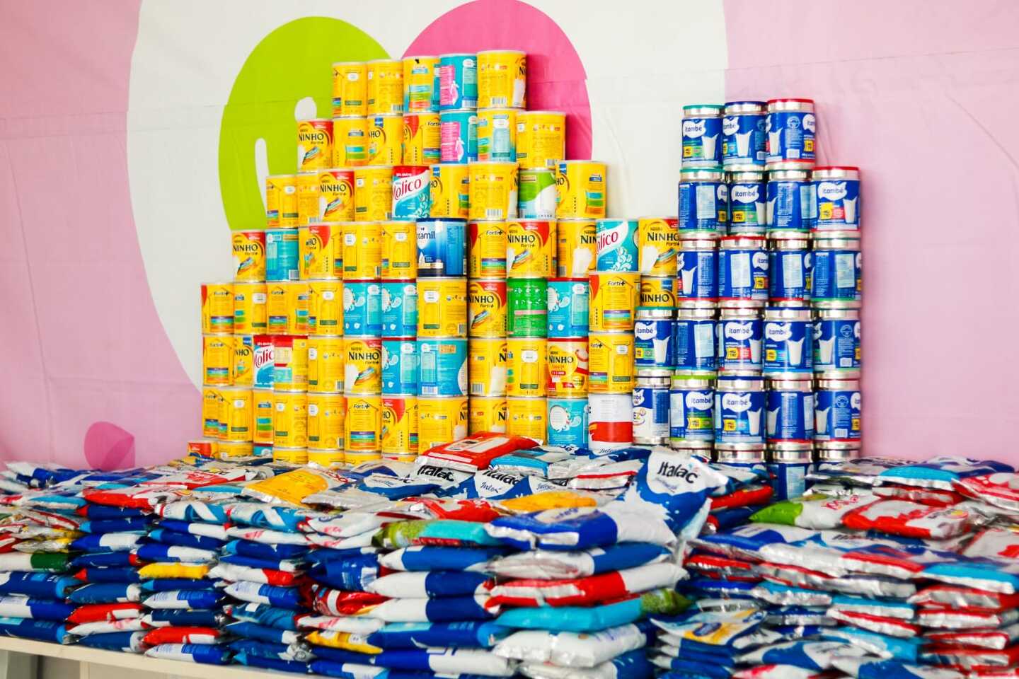 A entrada no evento foi através de 1 pacote ou lata de leite em pó.