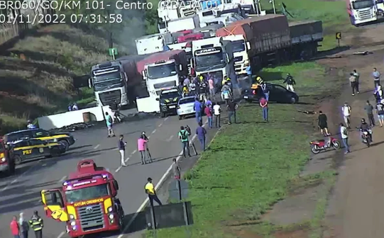 Manifestantes bloqueia rodovia BR-060, em Anápolis, Goiás