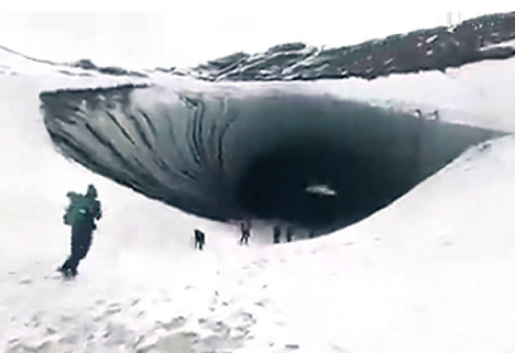Placa de gelo se desprende da parte superior da entrada da caverna de gelo em Ushuaia, na Argentina, e cai sobre turista brasileiro