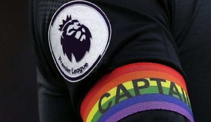 A braçadeira possui as cores do arco-íris LGBT+