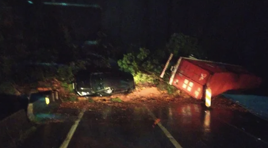 Imagens do acidente mostram que veículos foram atingidos