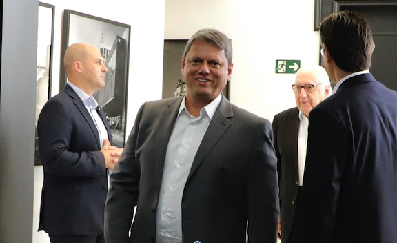 O líder de direita foi chamado de traidor nas redes sociais nesta semana