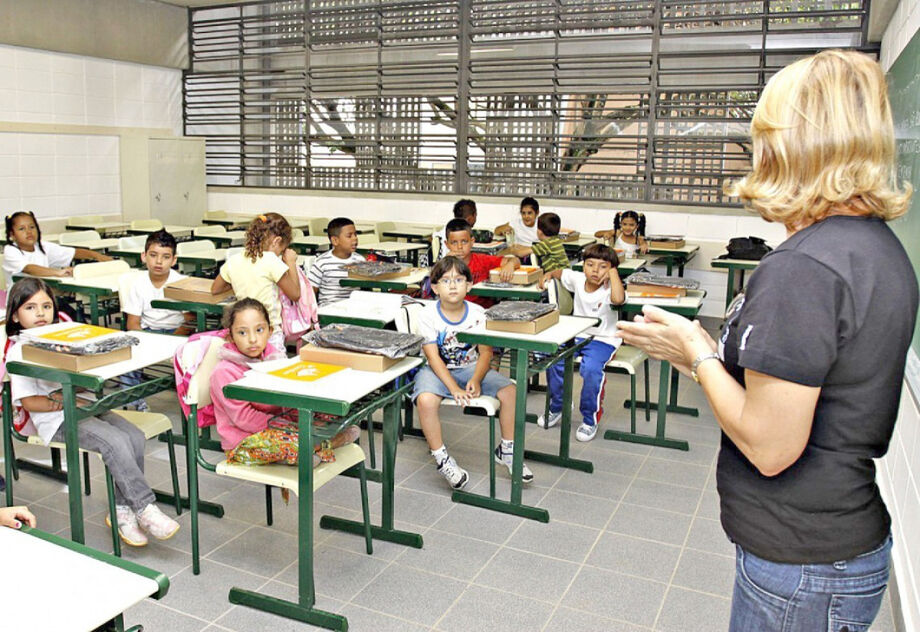 Dividido em 2 semestres e 4 bimestres, o ano letivo possui 200 dias considerando os feriados nacionais