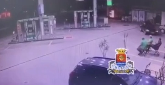 Momento que o condutor do veículo tenta atropelar os frentistas