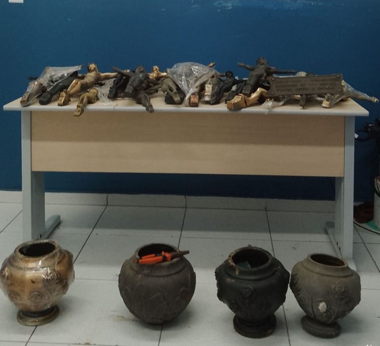 Assim que perceberam os guardas municipais, os suspeitos pularam o muro deixando o material para trás