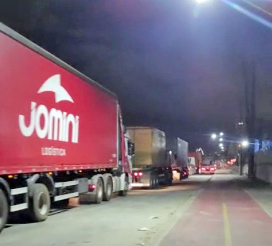 Fila tira o descanso de centenas de pessoas na volta do trabalho. Prefeitura garante ação para acabar com o problema