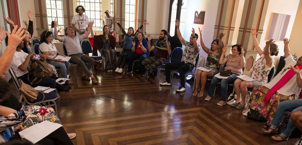 As discussões e trocas enriquecem as apresentações culturais gratuitas que paralelamente são oferecidas ao público