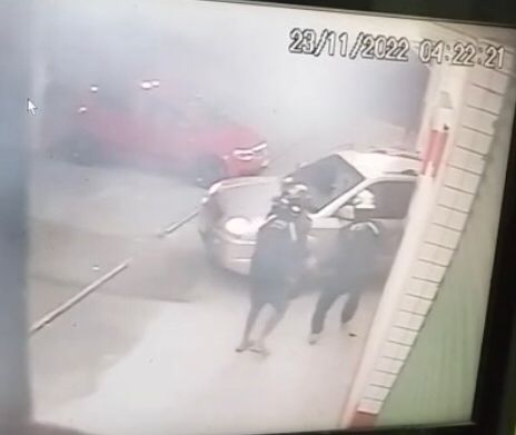 Segundo a PM, ninguém foi preso, mas um automóvel foi encontrado abandonado e sem ocupantes próximos ao estabelecimento