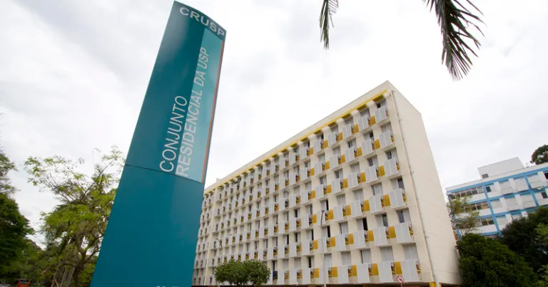 Moradia estudantil da USP; local foi pichado com frase racista