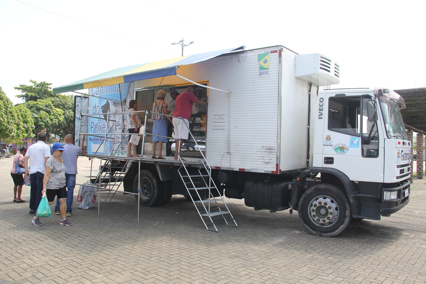 O Caminhão do Peixe percorre os bairros do Guarujá e de Vicente de Carvalho, oferecendo pescados a preços mais acessíveis