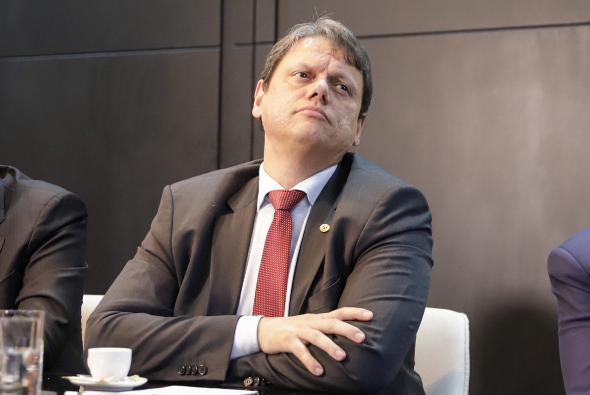 Entre as ações do ministério na ocasião estavam o uso de aeronaves das Forças Armadas para deslocamento e o envio do porta-aviões da Marinha do Brasil