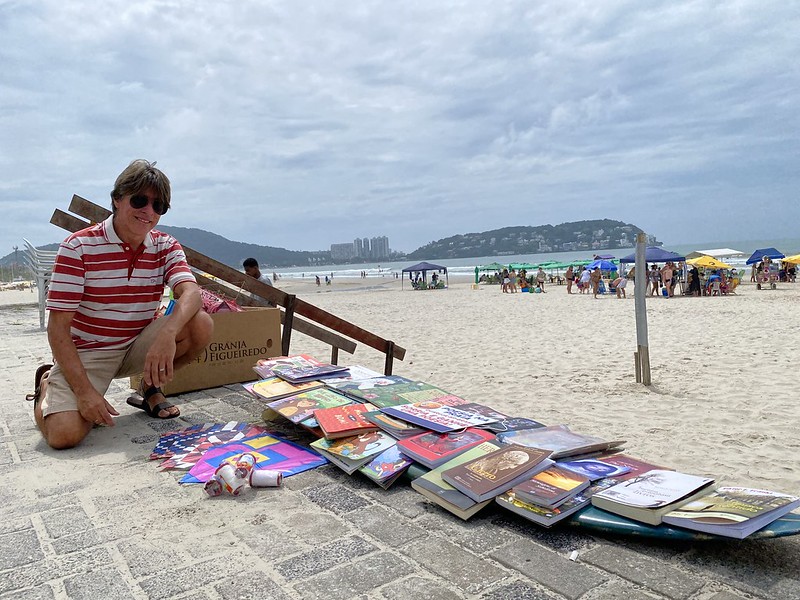 Mediador de Leitura na Praia da Enseada
