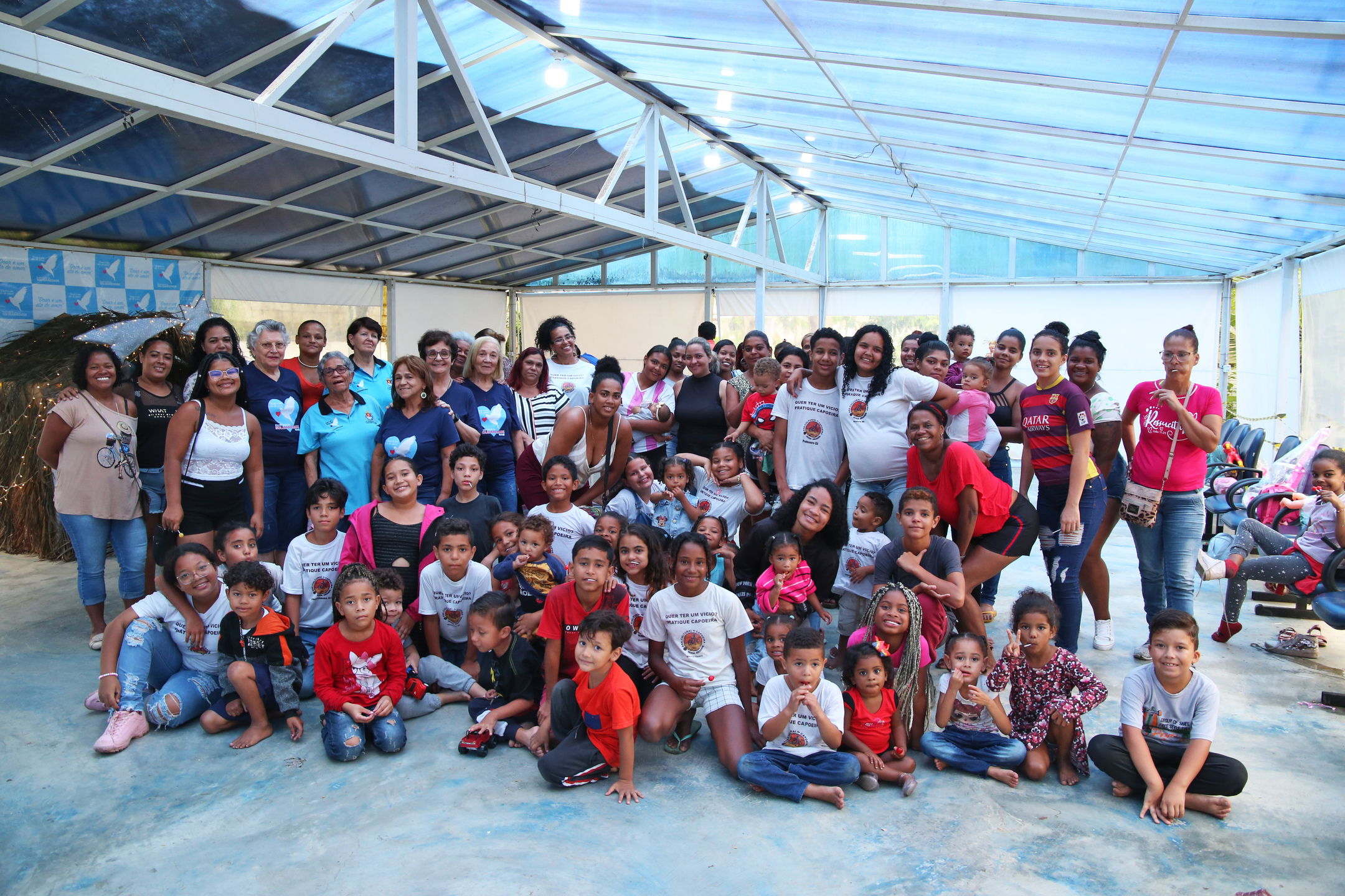 Além dos brinquedos, foram entregues cestas básicas e produtos natalinos