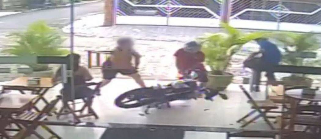 O caso ocorreu no último domingo (18) e uma câmera no estabelecimento filmou a ação