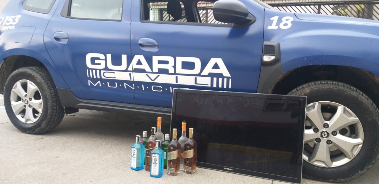 Um dos ladrões roubou uma televisão