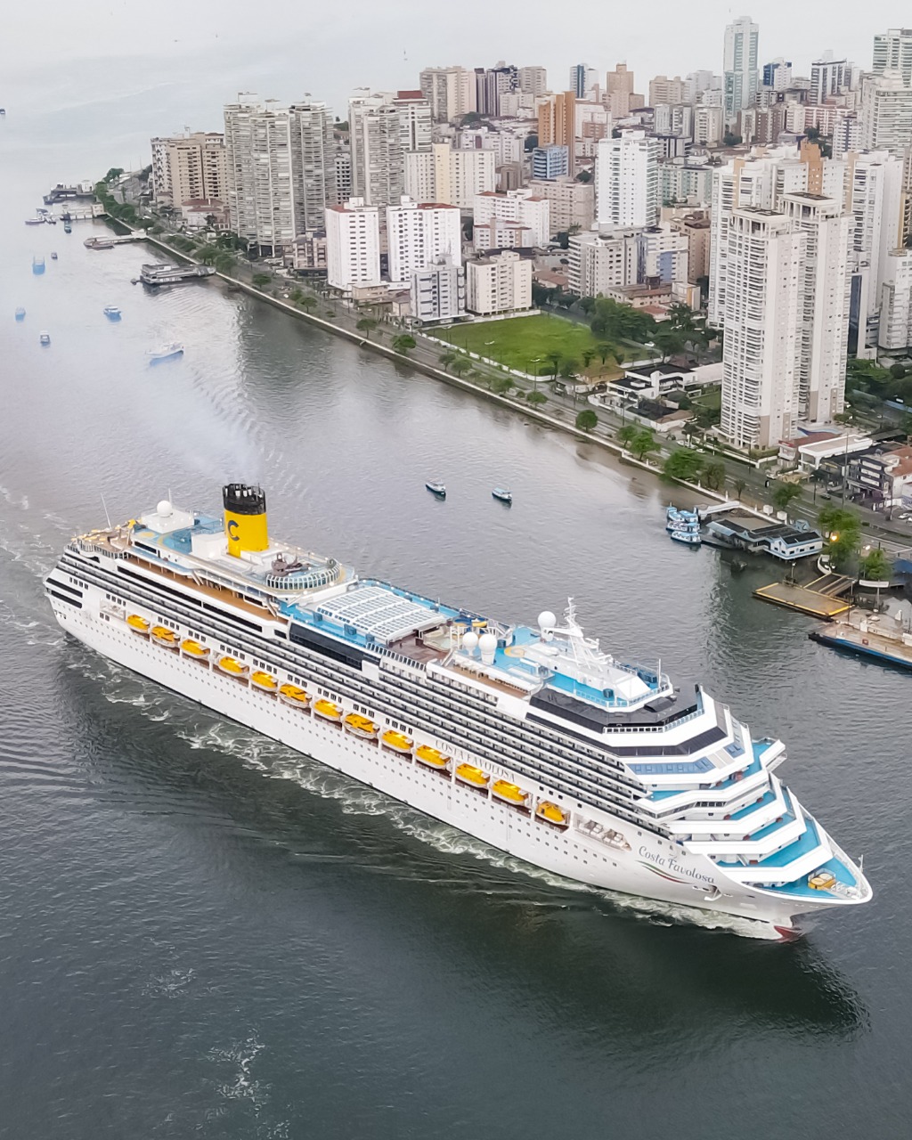 Navio veio da Itália com turistas estrangeiros que passearam pela cidade