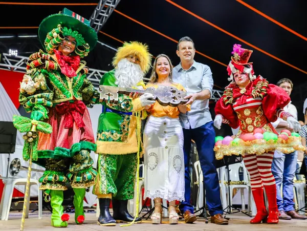 Papai Noel de verde e amarelo recebeu a 'chave da cidade'