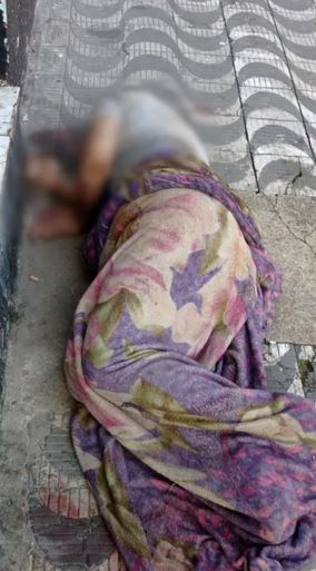 Policiais encontraram o homem deitado no chão, com uma coberta e ferimentos pelo corpo