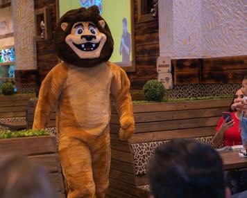 Lanchonete faz sucesso com o mascote Leonel, que duas vezes por noite faz uma entrada "triunfal" e anima o salão