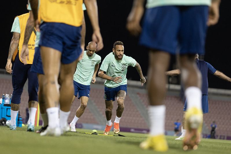 Neymar treinou neste domingo e confirmou presença no duelo desta segunda