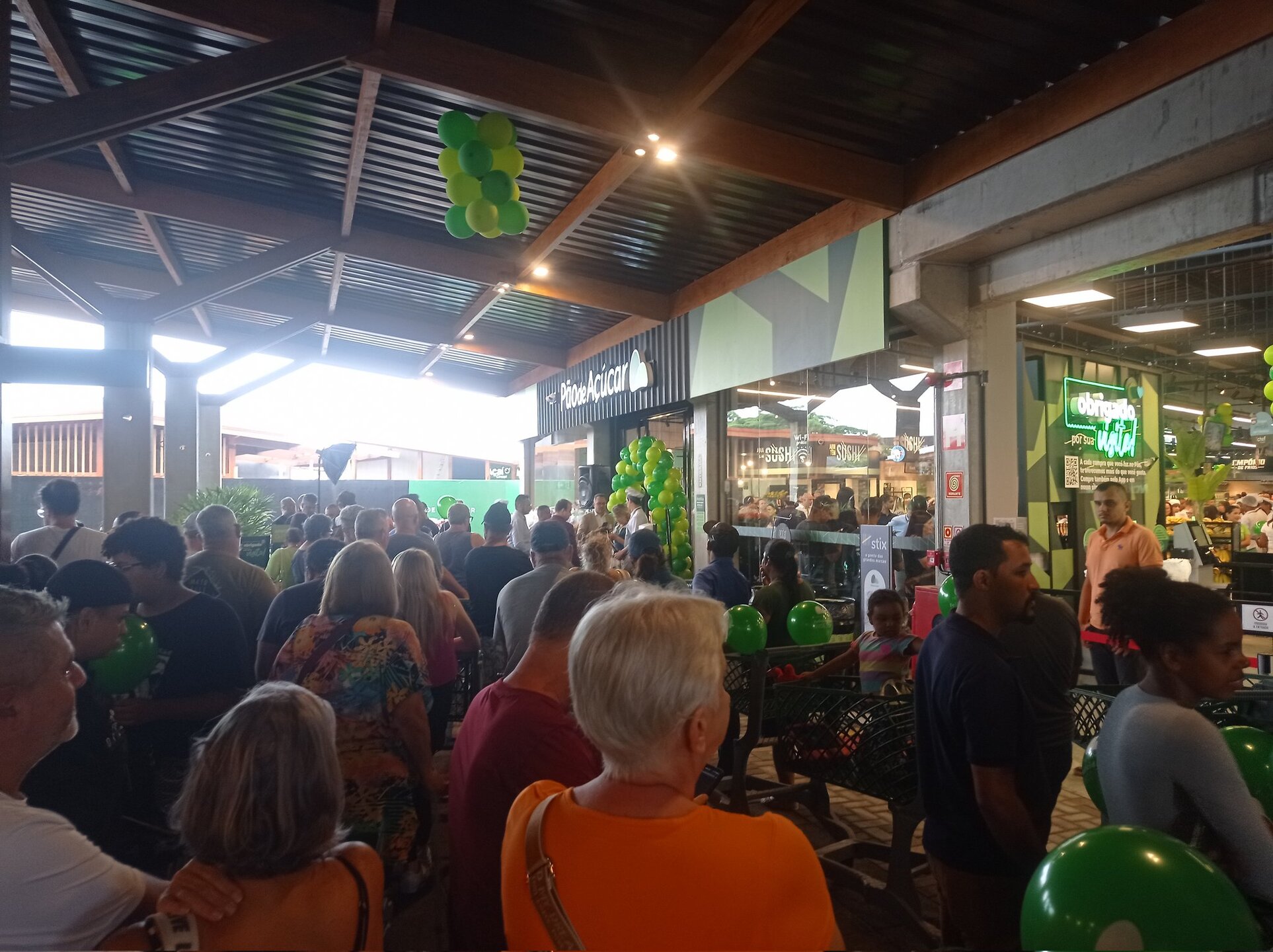 Moradores e turistas precisaram esperar pela prefeita antes de entrarem no Pão de Açúcar de Ubatuba