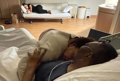 Kely Nascimento postou foto abraçada ao pai, Pelé, no Einstein