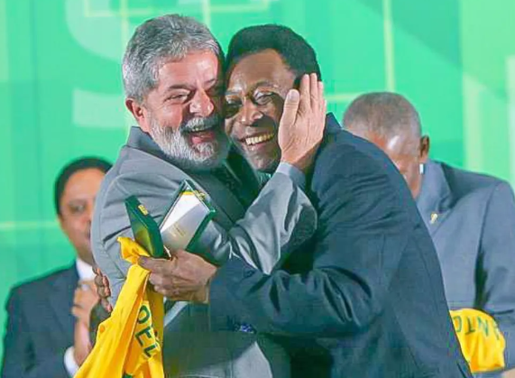 'Eu tive o privilégio que os brasileiros mais jovens não tiveram: eu vi o Pelé jogar', orgulha-se Lula