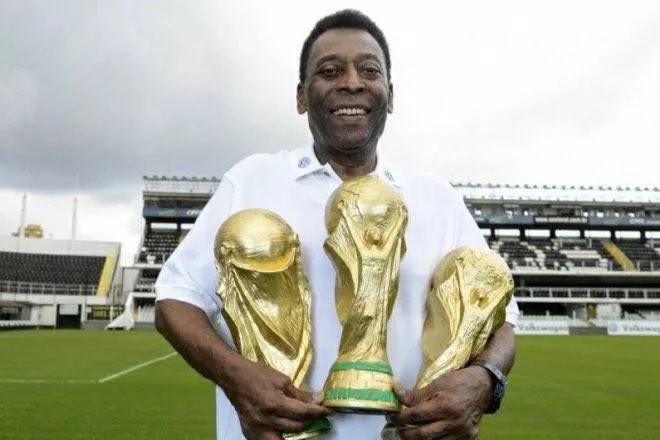 Em 1997, Pelé foi condecorado por Elizabeth 2ª como Cavaleiro da Coroa Britânica no Palácio de Buckingham, no Reino Unido