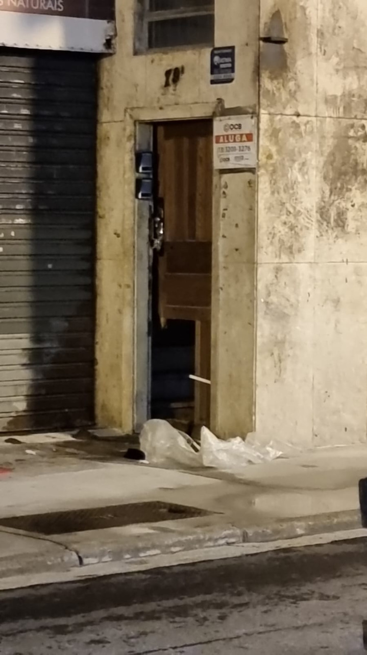 Porta do edifício que fica na esquina das ruas Amador Bueno e Pedro II foi danificada