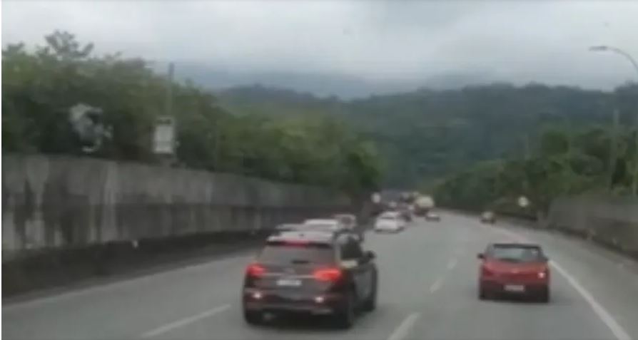 Para tentar escapar, alguns condutores engataram a marcha à ré.