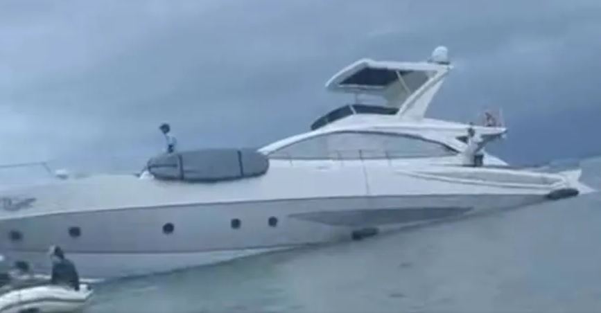 Água do mar começou a entrar na embarcação sem que os tripulantes conseguissem controlar o que estava acontecendo.