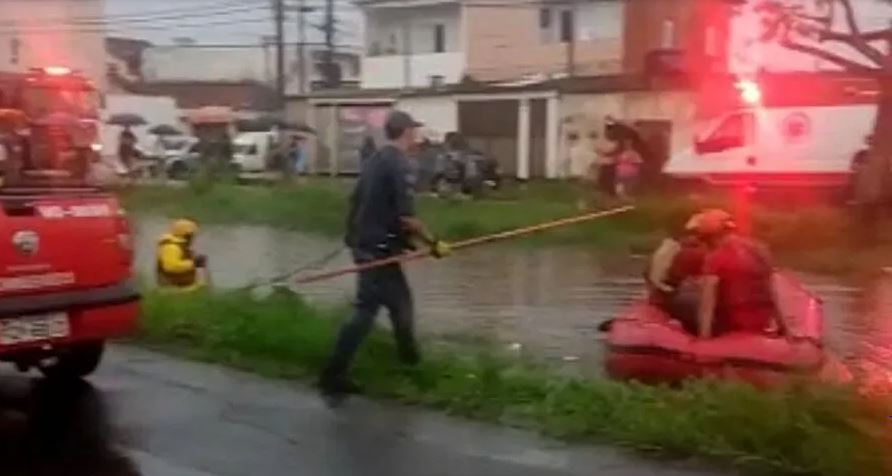 Homem teria caído ao tentar salvar um cachorro
