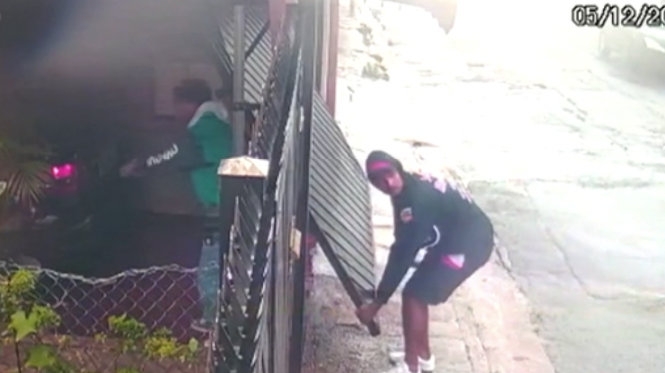 Criminosos se aproveitaram do momento em que portão automático da garagem estava aberto