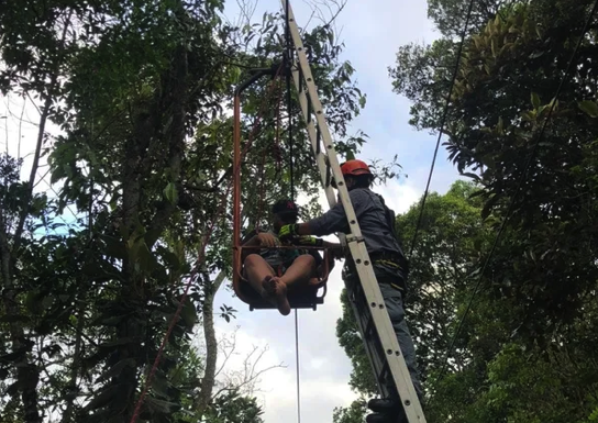 Corpo de Bombeiros realizando o resgate de pessoas que ficaram presas em brinquedo