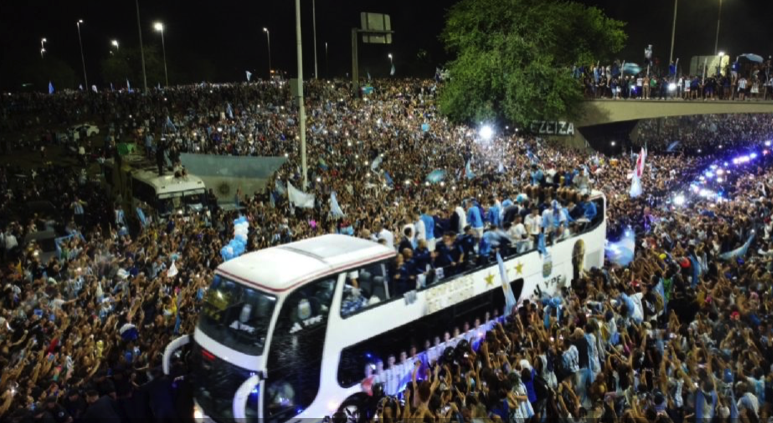 Seleção argentina é recebida por milhares de pessoas ao retornar ao país